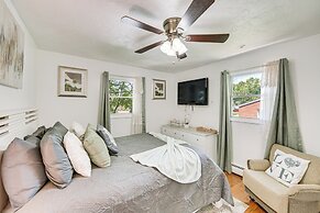 3 Mi to Lake Redman: Home w/ Furnished Pergola!