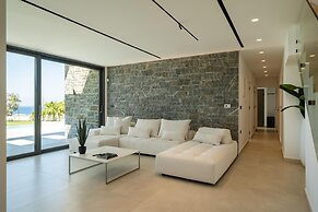 Aethra Grand- Luxury 5-bed Villa 850m From Beach