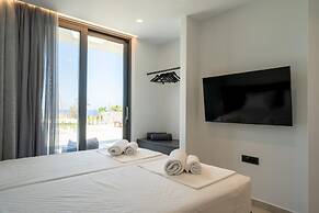 Aethra Grand- Luxury 5-bed Villa 850m From Beach