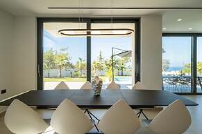 Aethra Grand- Luxury 5-bed Villa 850m From Beach