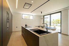 Aethra Grand- Luxury 5-bed Villa 850m From Beach