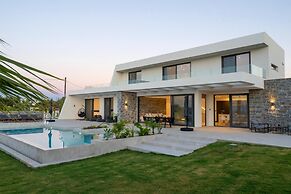 Aethra Grand- Luxury 5-bed Villa 850m From Beach