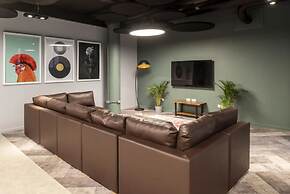 Student Only Hollis Croft