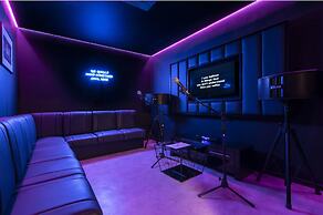 Student Only Hollis Croft