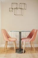 Chic & Cheerful 1bedroom in Historic Building