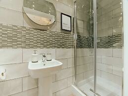 Chic & Cheerful 1bedroom in Historic Building