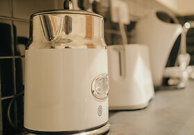 Chic & Cheerful 1bedroom in Historic Building