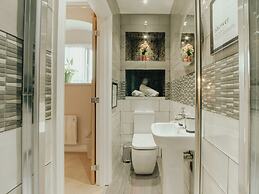 Chic & Cheerful 1bedroom in Historic Building