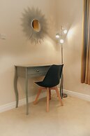 Chic & Cheerful 1bedroom in Historic Building