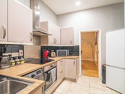 Stylish & Spacious Apartment With Private Balcony