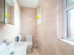 Stylish & Spacious Apartment With Private Balcony