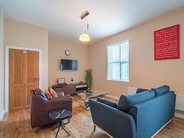 Stylish & Spacious Apartment With Private Balcony