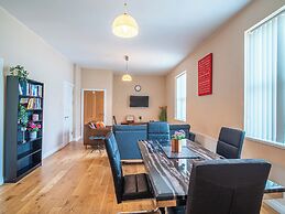 Stylish & Spacious Apartment With Private Balcony