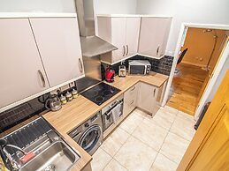 Stylish & Spacious Apartment With Private Balcony