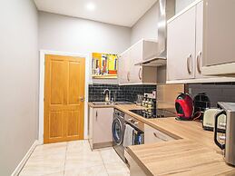 Stylish & Spacious Apartment With Private Balcony
