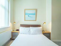 Stylish & Spacious Apartment With Private Balcony