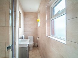 Stylish & Spacious Apartment With Private Balcony