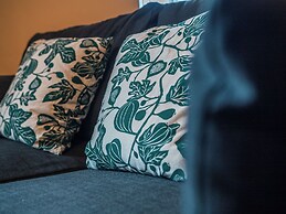 Stylish & Spacious Apartment With Private Balcony