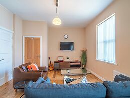 Stylish & Spacious Apartment With Private Balcony