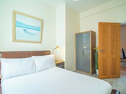 Stylish & Spacious Apartment With Private Balcony