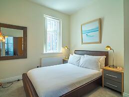 Stylish & Spacious Apartment With Private Balcony