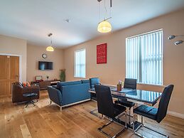 Stylish & Spacious Apartment With Private Balcony