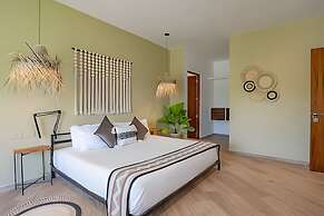 Oasis Yaaxlum Studios lock off