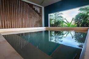 Oasis Yaaxlum Studios lock off