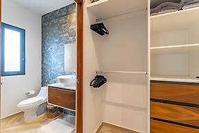 Oasis Yaaxlum Studios lock off