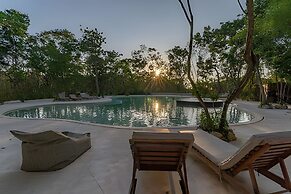 Oasis Yaaxlum Studios lock off