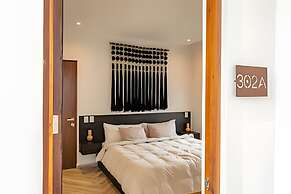 Oasis Yaaxlum Studios lock off