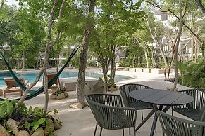 Oasis Yaaxlum Studios lock off