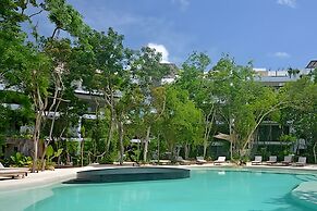 Oasis Yaaxlum Studios lock off