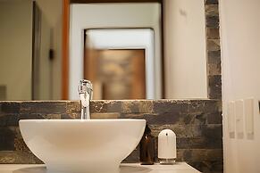 Oasis Yaaxlum Studios lock off