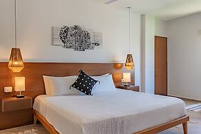 Oasis Yaaxlum Studios lock off