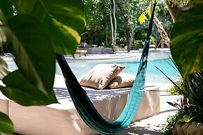 Oasis Yaaxlum Studios lock off