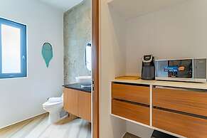 Oasis Yaaxlum Studios lock off