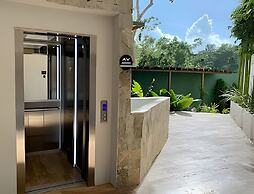 Oasis Yaaxlum Studios lock off