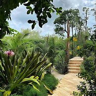 Oasis Yaaxlum Studios lock off