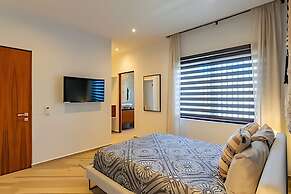 Oasis Yaaxlum Studios lock off