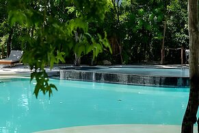 Oasis Yaaxlum Studios lock off