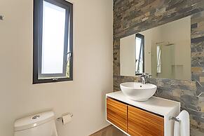 Oasis Yaaxlum Studios lock off