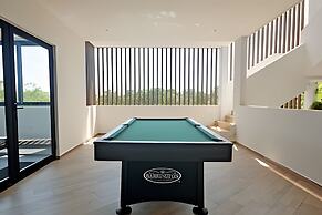 Oasis Yaaxlum Studios lock off