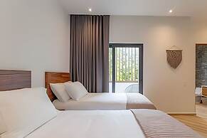 Oasis Yaaxlum Studios lock off