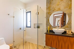 Oasis Yaaxlum Studios lock off