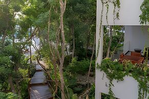 Oasis Yaaxlum Studios lock off