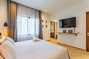 Oasis Yaaxlum Studios lock off