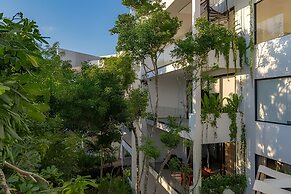 Oasis Yaaxlum Studios lock off