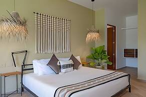 Oasis Yaaxlum Studios lock off