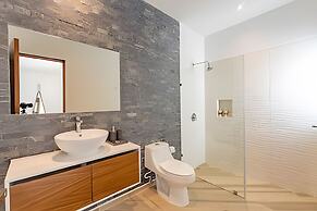 Oasis Yaaxlum Studios lock off